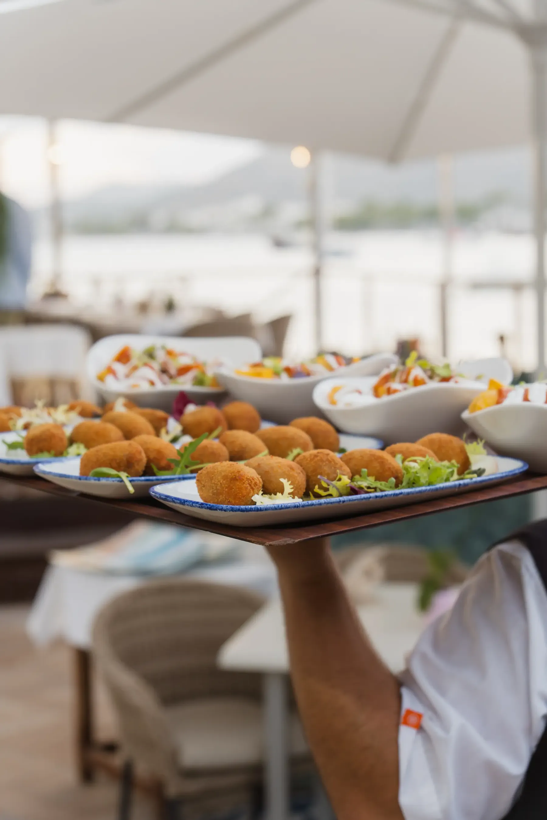 Bandeja de croquetas y ensaladas para compartir en Aqua