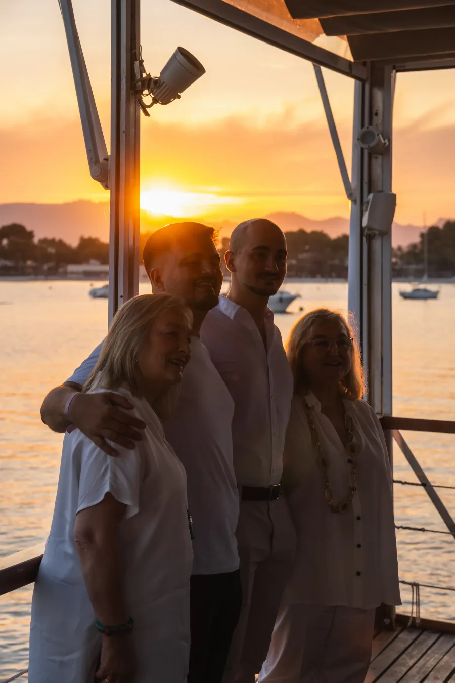 Familia posando al atardecer en la terraza de Aqua