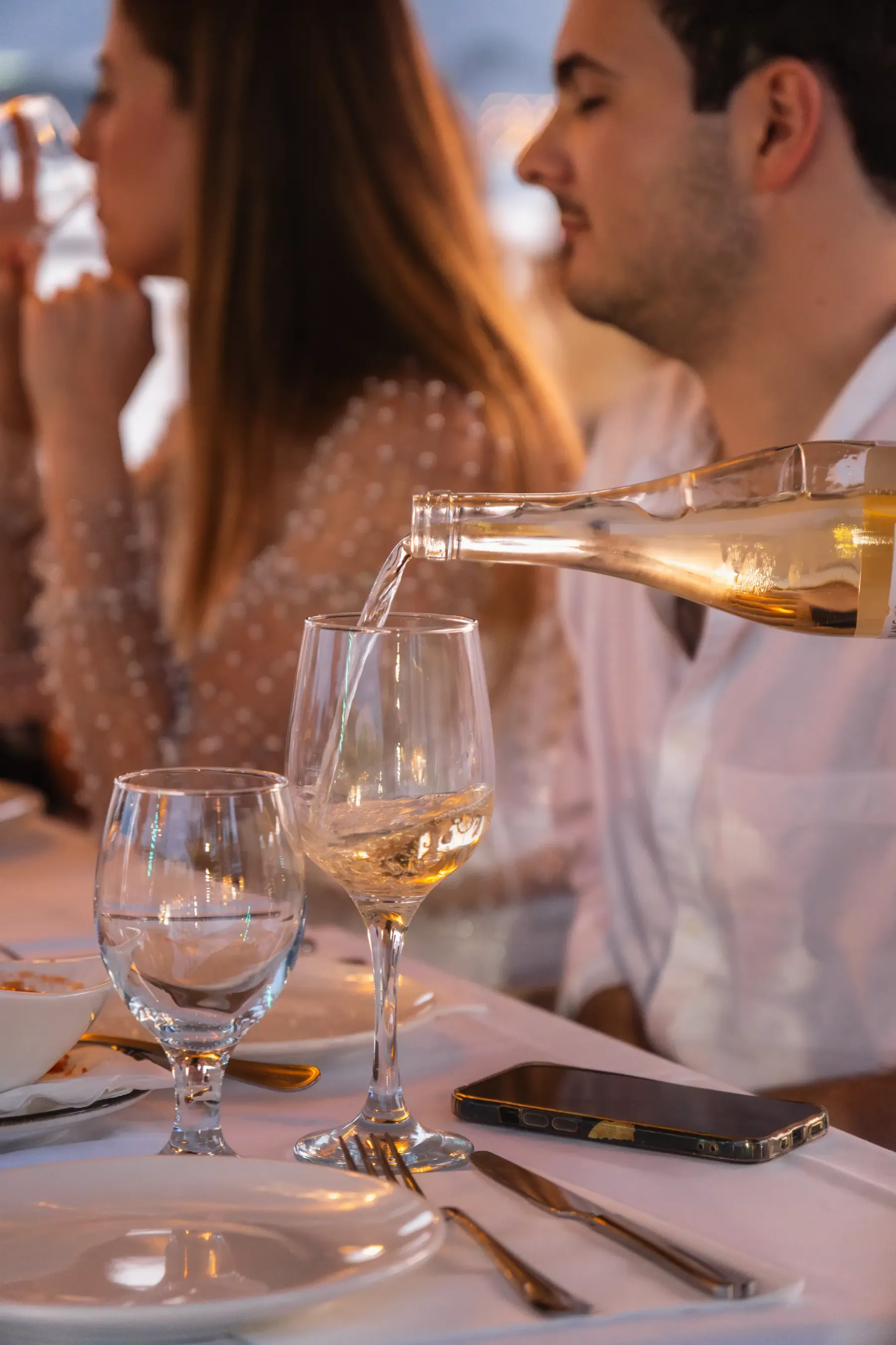 Sirviendo vino blanco en la mesa de Aqua