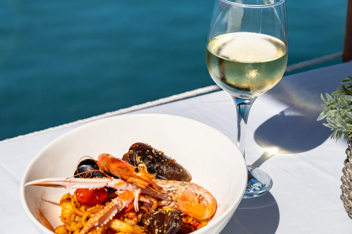 Arroz de marisco con gambas y copa de vino blanco