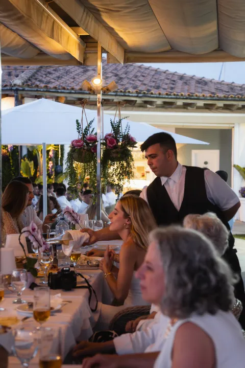 Camarero atendiendo una mesa de celebración en Aqua