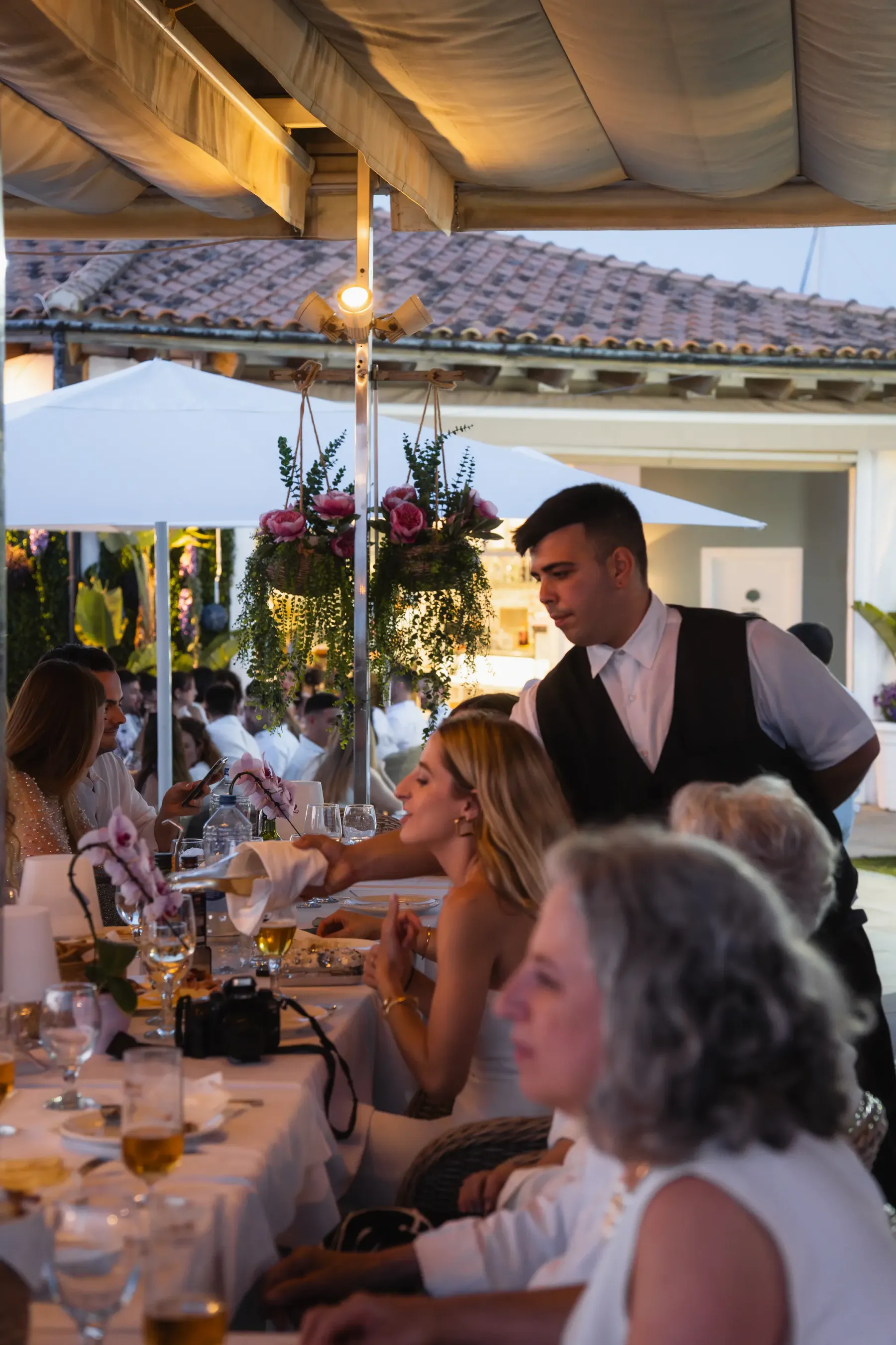 Camarero atendiendo una mesa de celebración en Aqua