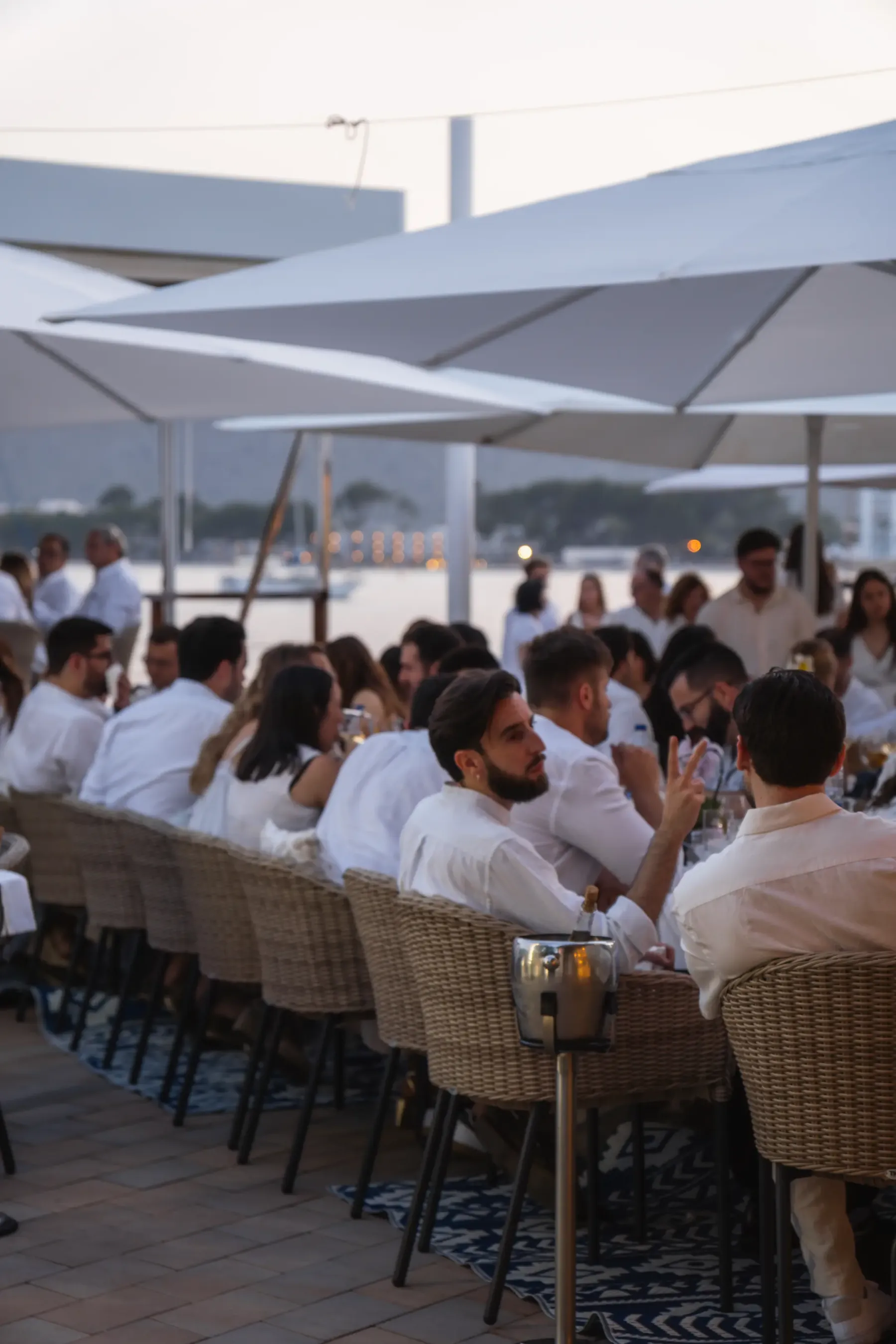 Celebración de blanco bajo las sombrillas de la terraza de Aqua
